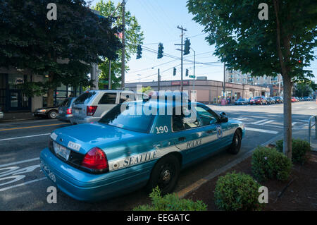 Close up de Seattle de voitures de conduite le long de la rue Banque D'Images