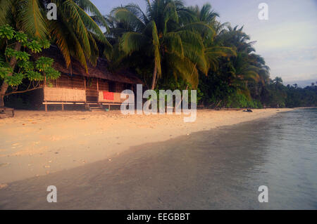 À l'aube pacifique beach homestay, GAM, l'île de Raja Ampat, la province de Papouasie, Indonésie Banque D'Images