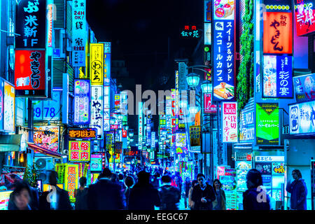 TOKYO - Le 13 novembre : des panneaux dans le théâtre Kabuki-cho Shinjuku Novembre 13, 2014 district de Tokyo, JP. La région est un nightlife distri Banque D'Images