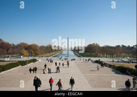 Vue éloignée sur le Washington Monument le long de la longueur de la Reflecting Pool des marches du Lincoln Memorial Banque D'Images