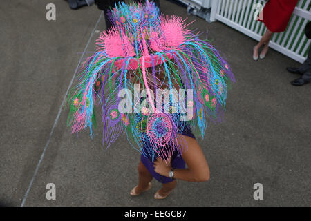 Royal Ascot Ladies Day sur la mode des femmes avec chapeaux chic Banque D'Images