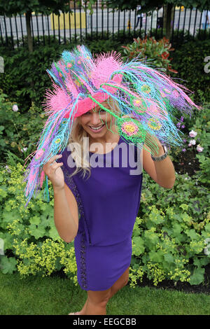 Royal Ascot Fashion, le Mesdames jour Femme extravagant avec a Banque D'Images