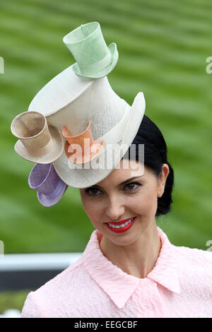 Royal Ascot Fashion, le Mesdames jour Femme extravagant avec a Banque D'Images