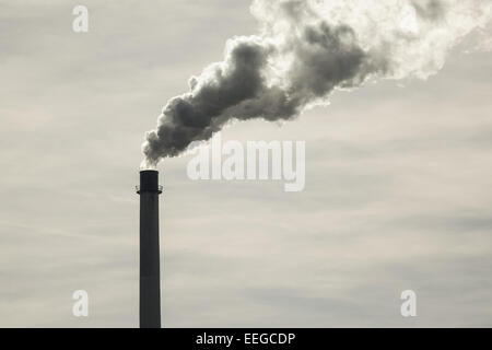 Fabrikschornstein Rauchender, fumeurs cheminée d'usine, les émissions, le CO2, le réchauffement climatique, forge, usine, usines, factory chimne Banque D'Images