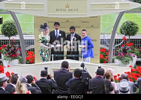 Le Royal Ascot, présentation des gagnants. L'armée d'élite Kieren Fallon avec jusqu'gagne le King George V Piquets Banque D'Images