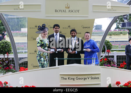 Le Royal Ascot, présentation des gagnants. L'armée d'élite Kieren Fallon avec jusqu'gagne le King George V Piquets Banque D'Images