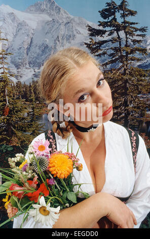 Hambourg, Allemagne, woman in dirndl avec un bouquet de fleurs Banque D'Images