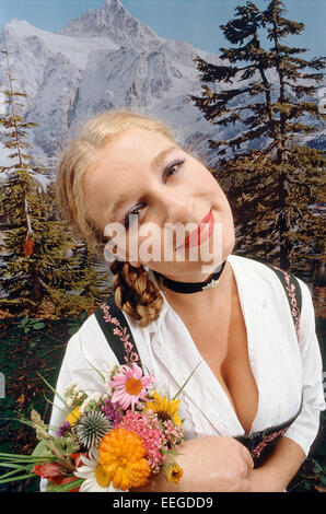 Hambourg, Allemagne, woman in dirndl avec un bouquet de fleurs Banque D'Images