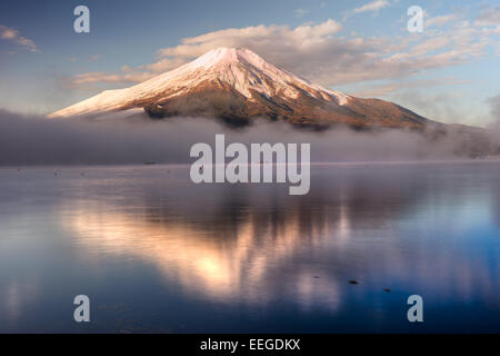 Le Mont Fuji reflétée dans le lac Yamanaka à l'aube, le Japon. Banque D'Images