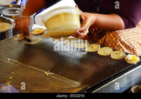 Genre de Thai sweetmeat Khanom Buang (une sorte de crêpe remplie) ou tarte croustillante de style Thaï Banque D'Images