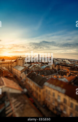 Vue panoramique de la vieille ville de Lviv au lever du soleil Banque D'Images