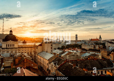 Vue panoramique de la vieille ville de Lviv au lever du soleil Banque D'Images