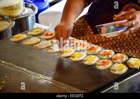 Genre de Thai sweetmeat Khanom Buang (une sorte de crêpe remplie) ou tarte croustillante de style Thaï Banque D'Images