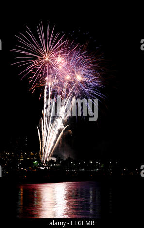 Honolulu, Hawaii, USA. Dec 26, 2014. Beau feu d'artifice au-dessus de l'océan à Waikiki, Honolulu, Oahu, Hawaii. Banque D'Images