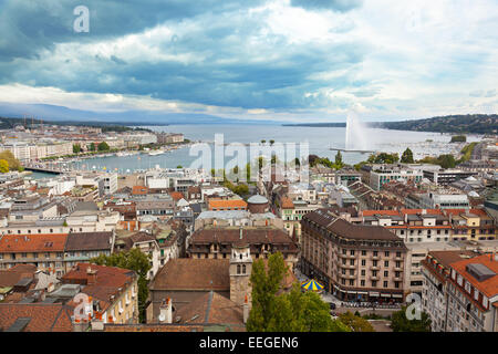 Une fontaine Jet dEau se lève sur le bord du lac de Genève, Genève, Suisse Banque D'Images