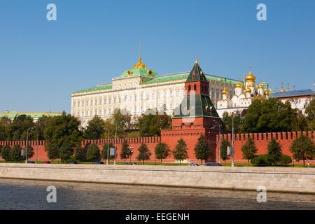 Vue depuis le remblai sur le Grand Palais du Kremlin à Moscou Banque D'Images