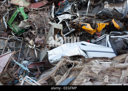 Pile de ferraille au centre de recyclage. abstract background Banque D'Images