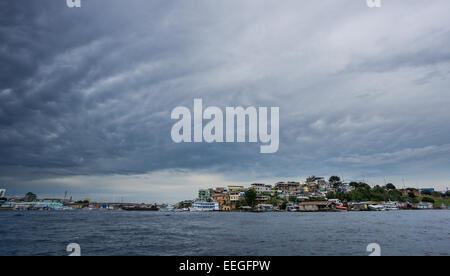 Grand angle Ultra de Manaus avec ciel nuageux, Amazon Banque D'Images