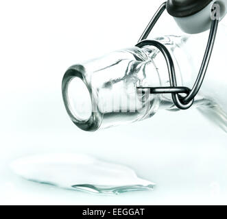 Dernière goutte de la bouteille d'eau vide sur fond blanc Banque D'Images