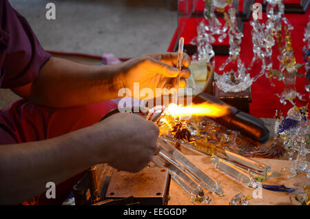 Soufflage de verre scientifique et de travail dans le style Thai en Thaïlande Banque D'Images