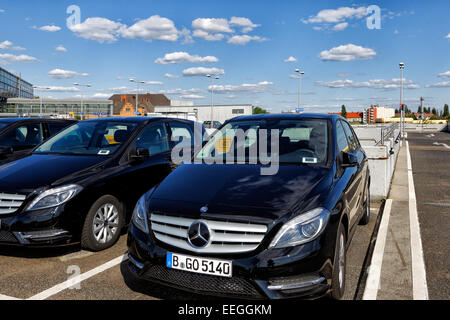 Berlin, Allemagne, car2go black voitures sur le pont-garage du parking couvert à la gare de passage Banque D'Images