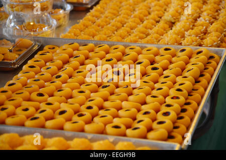 Neuf desserts thaïlandais auspicieux nom SA NEH JAAN - est fait de farine de riz, lait de coco et d'œuf. Il semble que la muscade. Banque D'Images