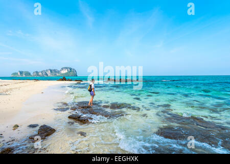 Sur la plage touristique en Thaïlande, en Asie. L'île de bambou en Thaïlande- ciel bleu et avec du sable blanc, et exceptionnellement cl Banque D'Images