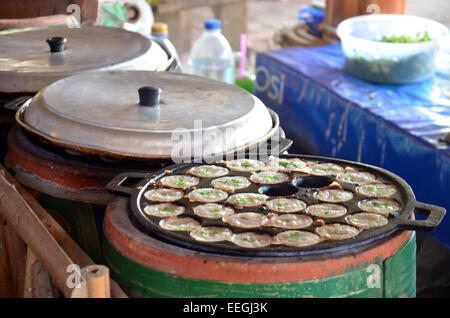 Genre de Thai sweetmeat Kanom Krok utiliser la farine de riz et le lait de coco en fonction Banque D'Images