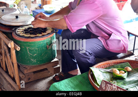 Genre de Thai sweetmeat Kanom Krok utiliser la farine de riz et le lait de coco en fonction Banque D'Images