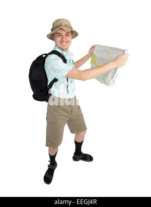 Homme heureux touriste en chemise bleue, brown short et chapeau avec sac à dos sur ses épaules holding map. Traveler smiling et aller à Banque D'Images