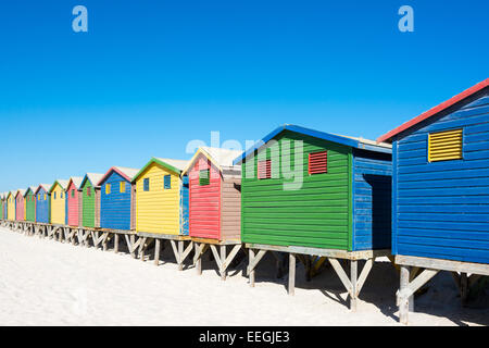 Des bains colorés à Muizenberg, Cape Town, Afrique du Sud, debout dans une ligne. Banque D'Images