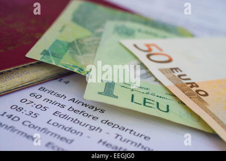 Les documents de voyage, passeport, l'argent étranger (Euro et euro) et de l'itinéraire de voyage. Banque D'Images