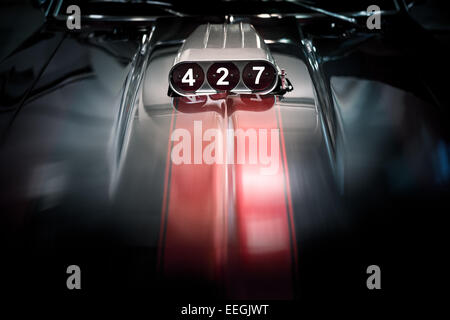 Surpresseur sur voiture classique pour 427 m3 Moteur. Fond sombre. Banque D'Images