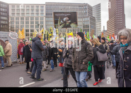 Des milliers de personnes protestent contre les granges, où les animaux sont dans des conditions de sufferable le 17 janvier 2015 à Berlin. Banque D'Images