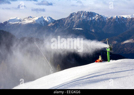 Canon à neige, neige artificielle en poudre sur la pente de ski Banque D'Images