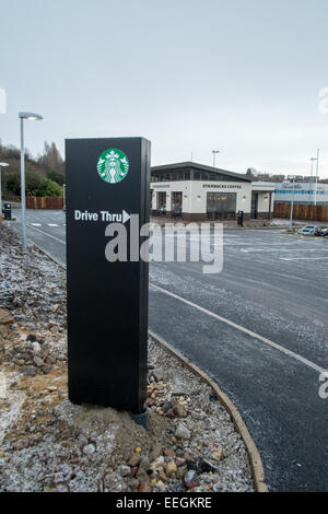 Bradford, Royaume-Uni. 18 janvier, 2015. Starbucks Drive Thru Cleckheaton Bradford après ouverture en novembre 2014. Drive-in concepts café continuer l'ouverture tout au long de la Grande-Bretagne en 2015, à la recherche d'être une grande tendance pour l'année à venir. Crédit : Paul Chambers/Alamy Live News Banque D'Images