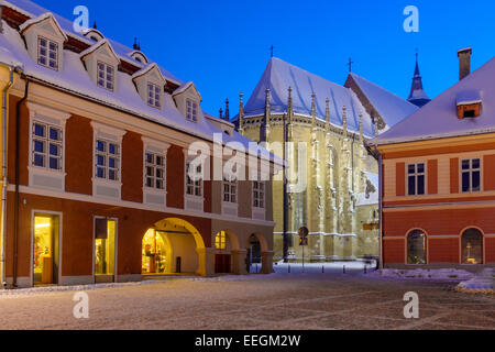 Nuit vue sur Brasov est le plus important monument, l'Église Noire, la plus grande église gothique entre Vienne et Istanbul, tour Banque D'Images