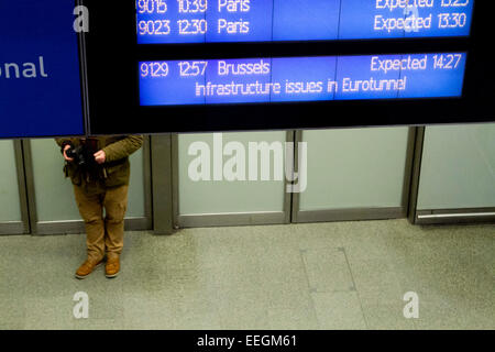 Londres, Royaume-Uni. 18 janvier, 2015. Les passagers des retards face à St Pancras International, Eurostar tente d'éliminer le retard causé par un incendie sur le crédit d'eurotunnel : amer ghazzal/Alamy Live News Banque D'Images