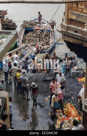 Préparation pour la crémation hindou Manikarnika Ghat, cérémonie à la première crémation ghat de Varanasi, Inde. Banque D'Images