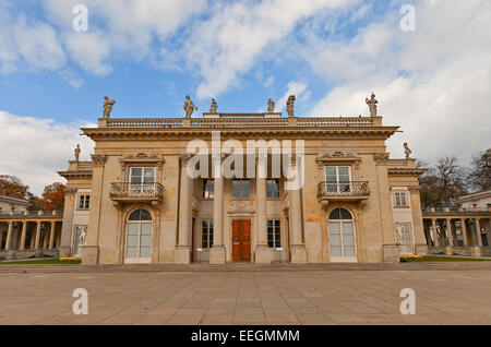 (Principal) de la façade sud du palais Lazienki (Palais sur l'eau, circa 1795) dans le Parc des Thermes royaux de Varsovie, Pologne Banque D'Images