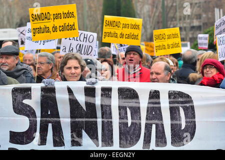 18 janvier, 2015. Personnes qui protestaient contre les coupes dans le financement des soins de santé au cours d'une manifestation à Madrid, Espagne. Credit : Marcos del Mazo/Alamy Live News Banque D'Images