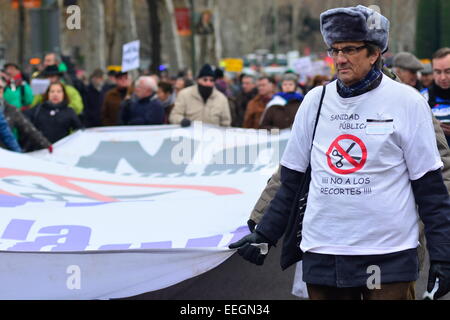 18 janvier, 2015. Personnes qui protestaient contre les coupes dans le financement des soins de santé au cours d'une manifestation à Madrid, Espagne. Credit : Marcos del Mazo/Alamy Live News Banque D'Images