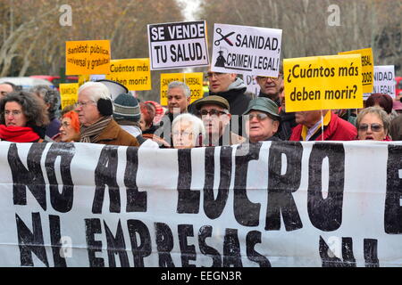 18 janvier, 2015. Personnes qui protestaient contre les coupes dans le financement des soins de santé au cours d'une manifestation à Madrid, Espagne. Credit : Marcos del Mazo/Alamy Live News Banque D'Images