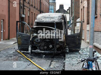 80 légendaire band Hall & Oates, Daryl Hall & John Oates, à la sortie de l'ocean par la porte après la sortie arrière était bloquée par une van assisté par Garda et les pompiers Où : Dublin, Irlande Date : 16 Juil 2014 Banque D'Images