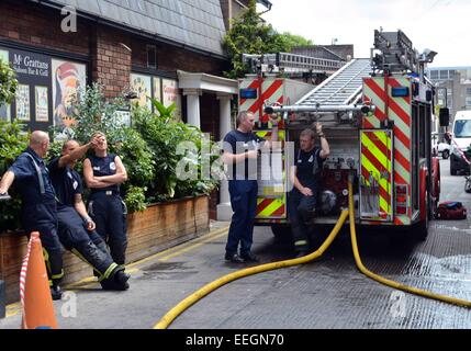 80 légendaire band Hall & Oates, Daryl Hall & John Oates, à la sortie de l'ocean par la porte après la sortie arrière était bloquée par une van assisté par Garda et les pompiers Où : Dublin, Irlande Date : 16 Juil 2014 Banque D'Images