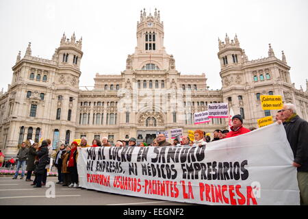 18 janvier, 2015. Personnes qui protestaient contre les coupes dans le financement des soins de santé au cours d'une manifestation à Madrid, Espagne. Credit : Marcos del Mazo/Alamy Live News Banque D'Images