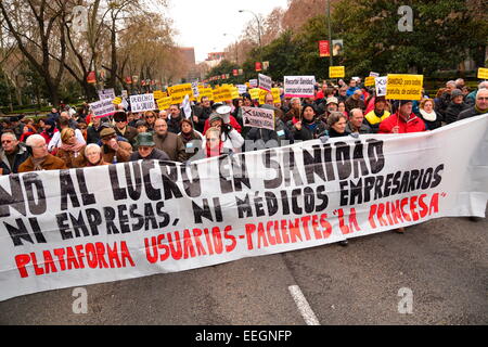 18 janvier, 2015. Personnes qui protestaient contre les coupes dans le financement des soins de santé au cours d'une manifestation à Madrid, Espagne. Credit : Marcos del Mazo/Alamy Live News Banque D'Images