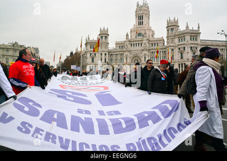 18 janvier, 2015. Personnes qui protestaient contre les coupes dans le financement des soins de santé au cours d'une manifestation à Madrid, Espagne. Credit : Marcos del Mazo/Alamy Live News Banque D'Images