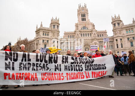 18 janvier, 2015. Personnes qui protestaient contre les coupes dans le financement des soins de santé au cours d'une manifestation à Madrid, Espagne. Credit : Marcos del Mazo/Alamy Live News Banque D'Images