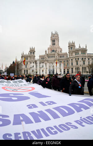 18 janvier, 2015. Personnes qui protestaient contre les coupes dans le financement des soins de santé au cours d'une manifestation à Madrid, Espagne. Credit : Marcos del Mazo/Alamy Live News Banque D'Images